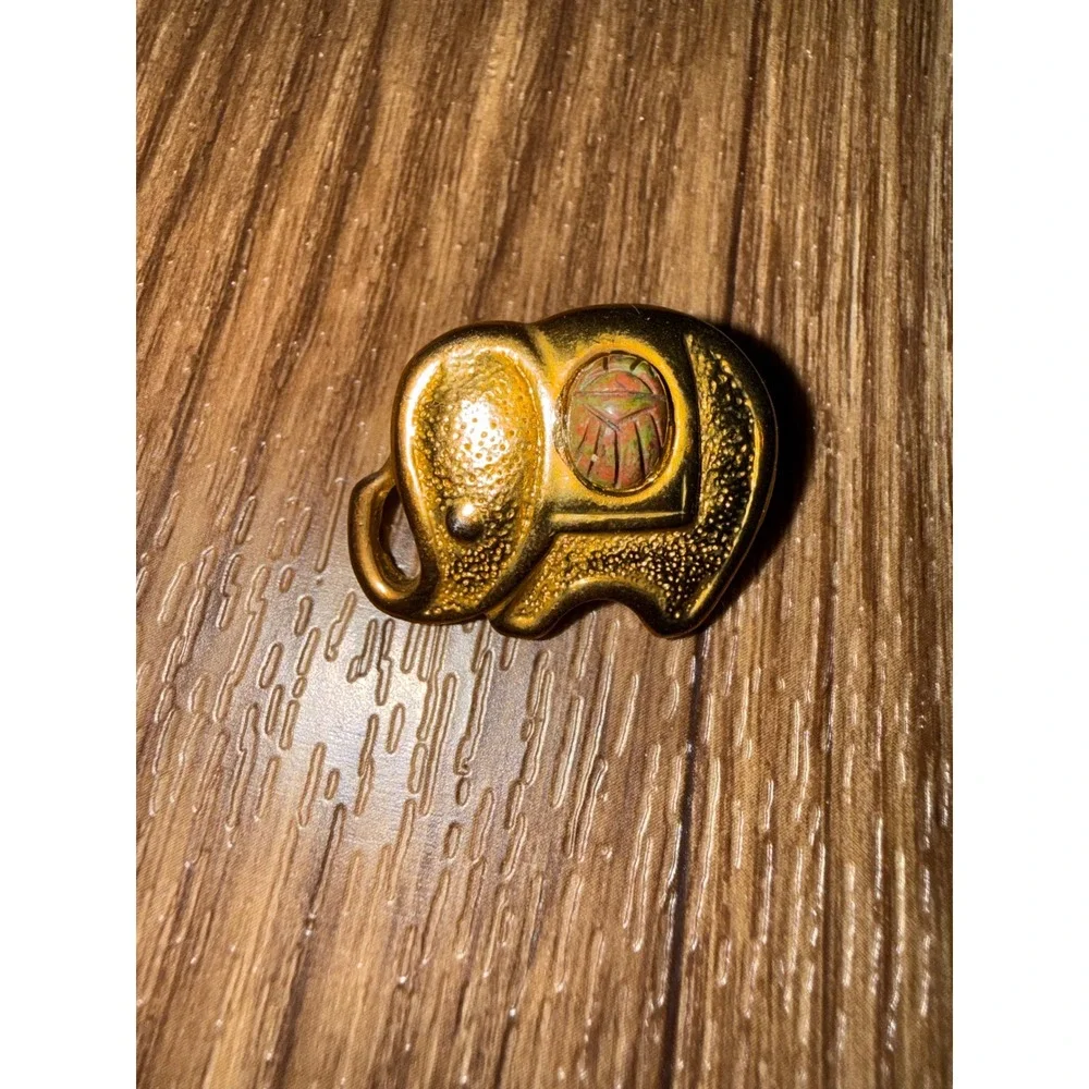 Vintage TS Gold Tone Elephant Brooch Pin with Carved Scarab Beetle‎ Inlay